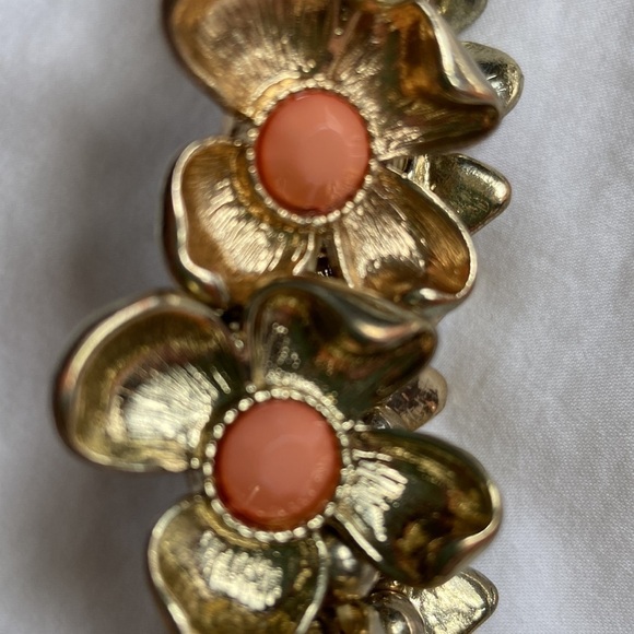 Floral Elastic Bracelet Gold Tone and Melon - Picture 5 of 7